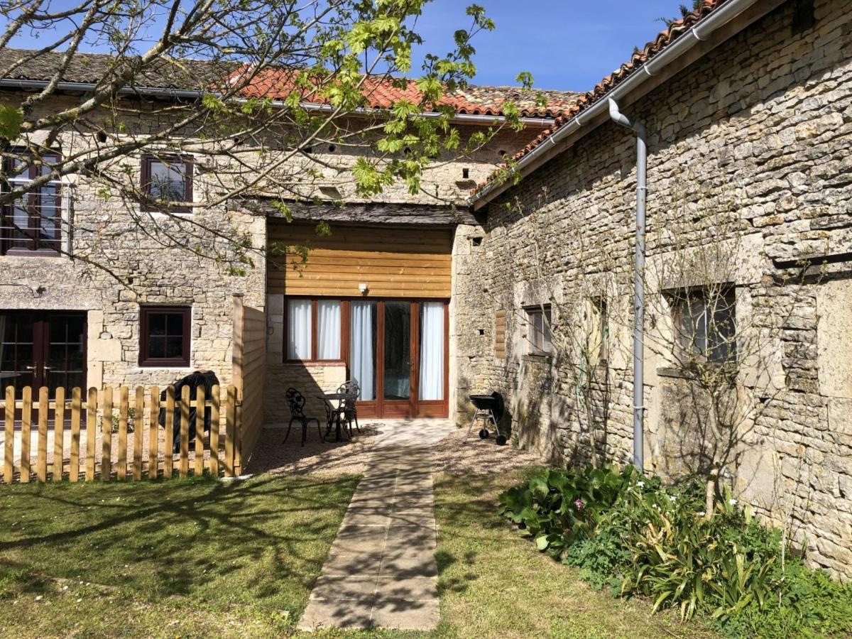 Blacksmiths Apartment In Blanzay - 1 Bed Luaran gambar